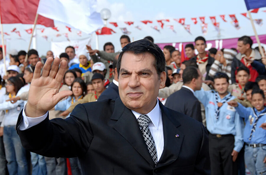 17 Aralık 2010’da Tunus’ta başlayan “Arap Baharı” sonucunda 22 yıldır ülkeyi yöneten Zeynel Abidin Bin Ali, 14 Ocak 2010’da istifa ederek ülkeden kaçtı.