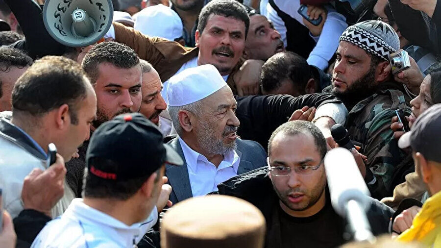 “14 Ocak Devrimi” sonrasında, 21 yıldır Londra’da yaşayan Raşid Gannuşi başta olmak üzere pek çok Nahda üyesi Tunus’a döndü ve siyasî faaliyetlere başladı.