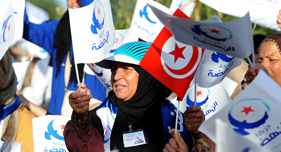 Üzerindeki yasak kalkan Nahda, 2011’de yapılan seçimlerde 217 sandalyeli mecliste 89 vekil kazandı ve hükümet ortağı oldu.