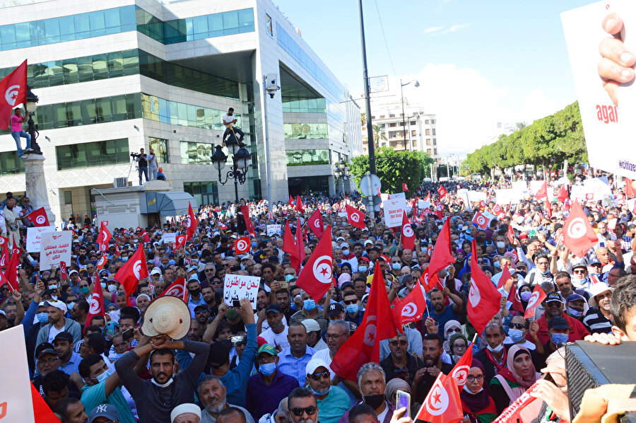 Büyük bir ekonomik krizle karşı karşıya kalan Tunus’ta zamlar ve artan hayat pahalılığı, ülkede yeniden protestoların başlamasına neden oldu.