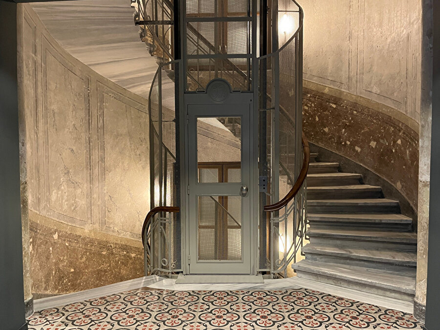 Türkiye İş Bankası Resim Heykel Müzesi, eski yapıya ait merdiven ve asansör. Fotoğraf: Uluç Algan