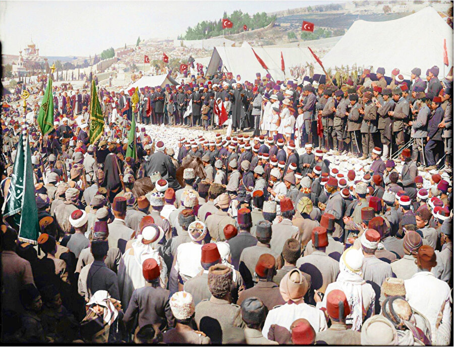 Birinci Cihan Harbi’nde Osmanlı Ordusu’nun muzafferiyeti için halk ve askerlerden oluşan büyük bir kalabalık Kudüs’te dua ediyor.