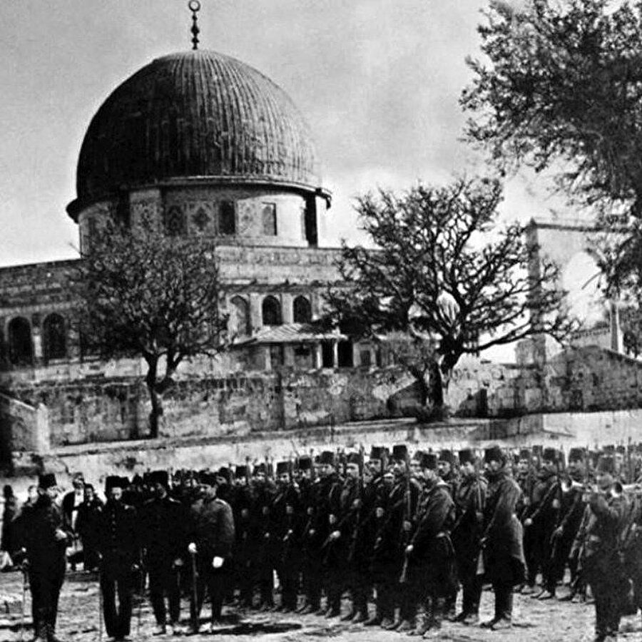 1. Dünya Savaşı öncesinde çekilen fotoğrafta Kubbetü’s- Sahra önünde Osmanlı askerleri.