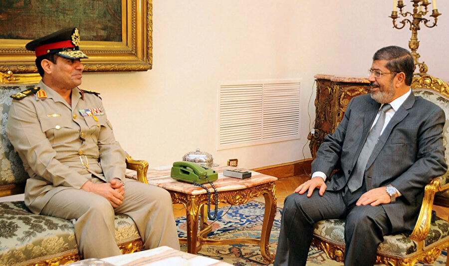 69 yaşındaki eski General Kurmay Başkanı, Savunma Bakanı olarak görevde olduğu yıl "ayrılıkçılığa yol açan" Cumhurbaşkanı Muhammed Mursi'nin ordu tarafından devrilmesine öncülük etmesinden bir yıl sonra, 2014 yılında düzenlenen cumhurbaşkanlığı seçimleriyle göreve geldi.