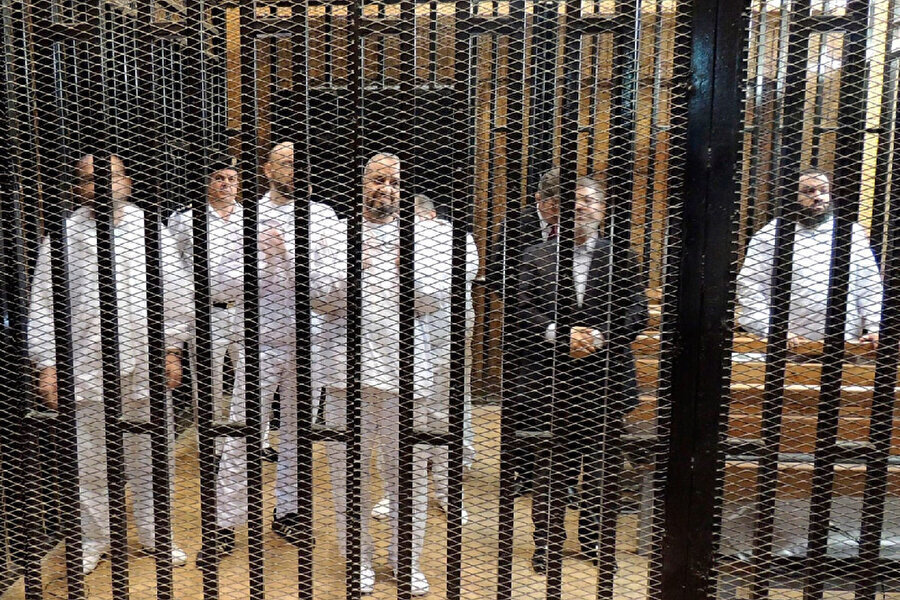 Sisi'nin yaptığı darbe sonrası tutuklanan İhvân mensupları ve Muhammed Mursi.