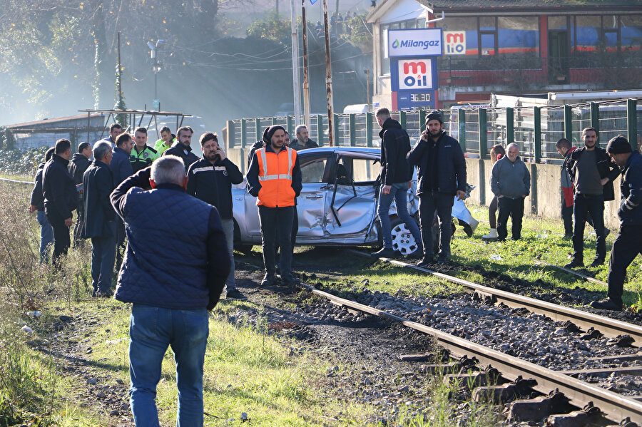 Tren hemzemin geçitte otomobile çarptı: 1'i çocuk 3 yaralı