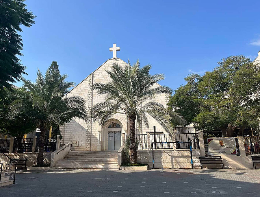 İsrail saldırılarının başlangıcından bu yana Gazze'deki Kutsal Aile Katolik Kilisesi’ne sığınan Hristiyan aileler 16 Aralık’ta saldırıya uğradı. Hristiyan bir kadının kızıyla yaşamını yitirdiği saldırıda 7 kişi de kilise yerleşkesi içindeki diğer kişileri korumaya çalışırken yaralandı. 