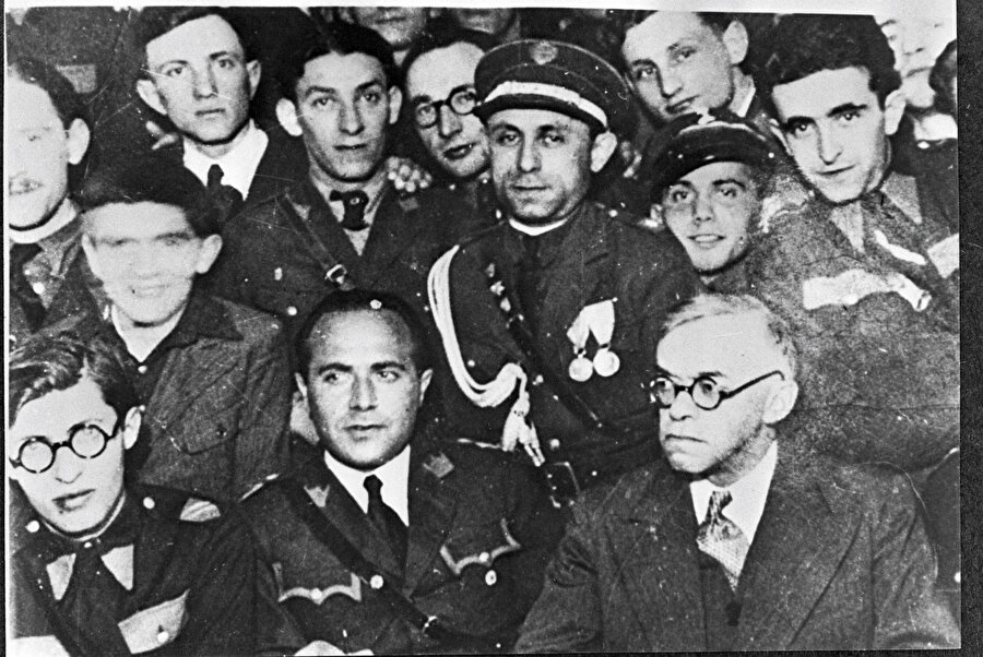Zeev Jabotinsky (sağ altta) Varşova’da Betar liderleriyle buluşuyor . Sol altta Menachem Begin (muhtemelen 1939).