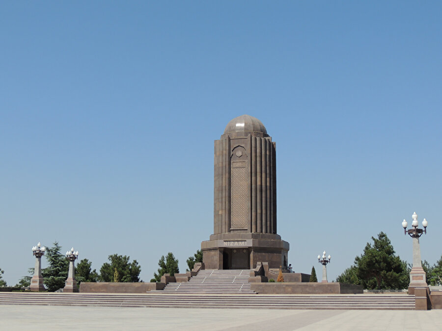 Nizami Türbesi.