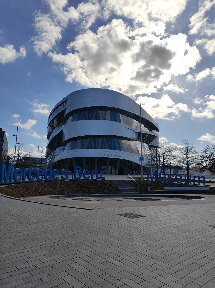 Mercedes Benz Müzesi ana giriş kapısı.