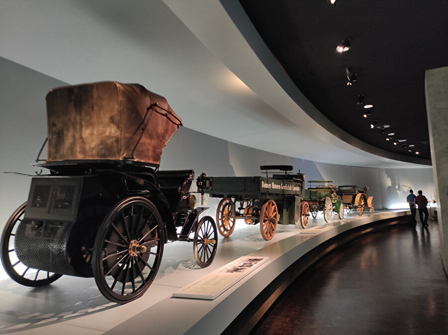 Müze içerisinde tarihin en eski otomobillerinden efsanevi yarış arabalarına ve araştırma araçlarına kadar 160’dan fazla araç bulunuyor.