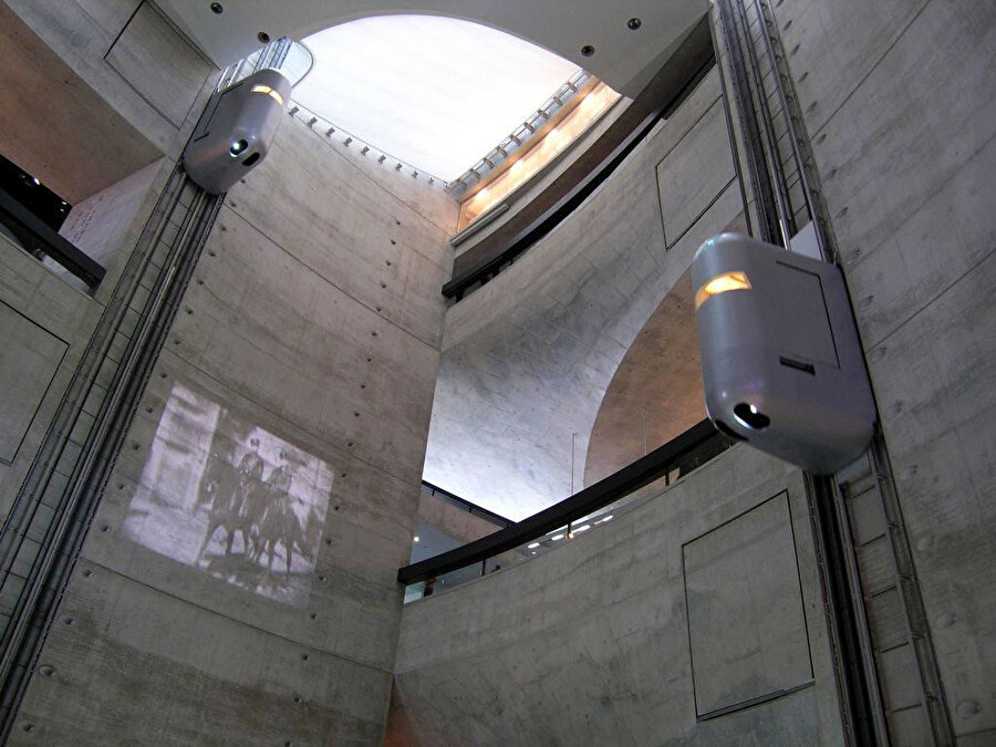 Özel tasarlanan asansör ziyaretçileri müzenin en üst katına çıkarıyor.