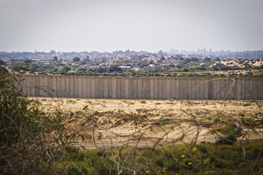 Gazze Şeridi ve İsrail’i ayıran ayrım duvarı.