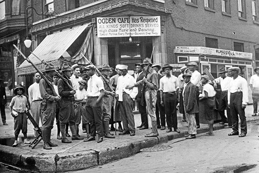 19. yüzyılın sonlarında Chicago, tek kelime İngilizce duymadan koca bir günün geçirilebileceği bir şehir haline gelmişti. 