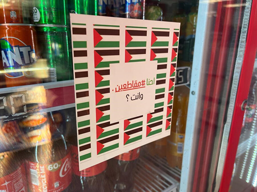 Ürdün’de bir dükkândaki soğuk içeceklerin bulunduğu buzdolabına asılan bir uyarı: "Biz boykot ediyoruz! Peki ya sen?"