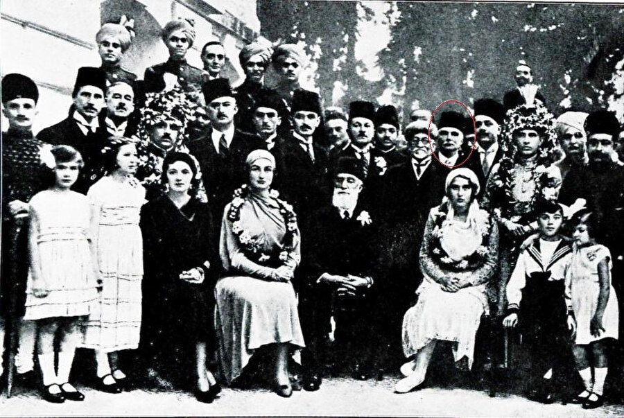 Son Halife II. Abdülmecid'in kızı Prenses Dürrüşehvâr Sultan’ın, Haydarabad'ın son Nizamı Azam Şah ile olan düğününden bir kare. Grup fotoğrafında Pickthall da bulunuyor, 1931.