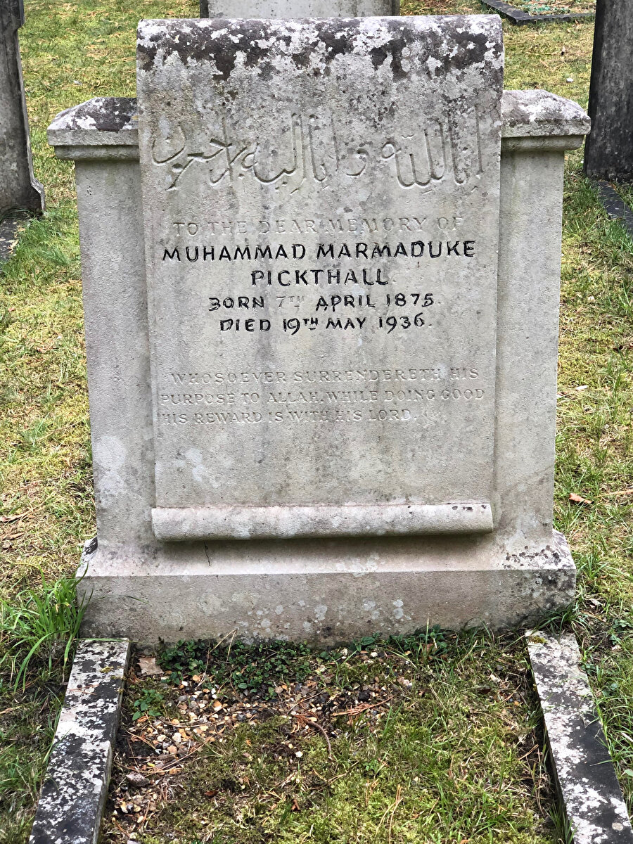 Surrey'de Brookwood Mezarlığı’na defnedilen Pickthall'ın mezar taşında Bakara Suresi'nin 112. ayeti yazmaktadır: "Kim halis olarak kendisini Allah’a teslim edip güzel davranışlarda bulunursa Rabbinin nezdinde onun mükafatı olacaktır."