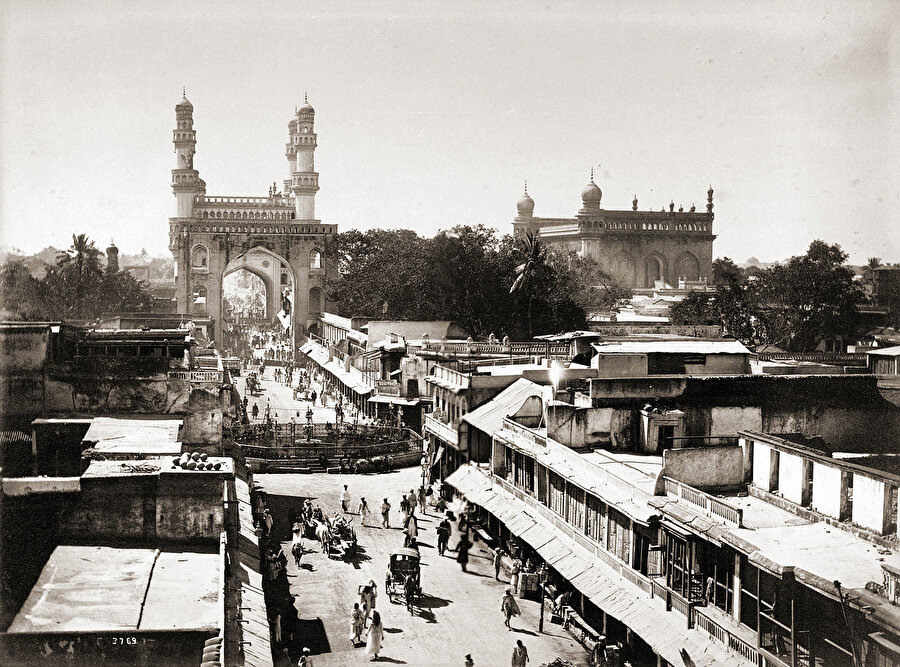 Haydarabad şehrin iki sembol yapısı yan yana: Çar Minar (solda) ve Mekke Mescidi (sağda).