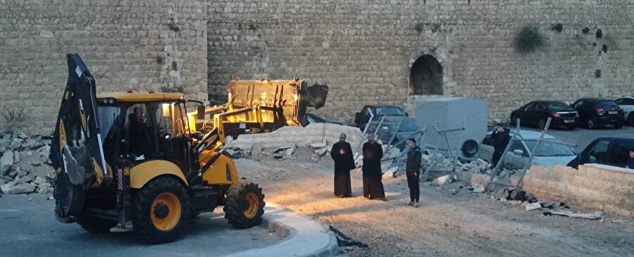 2.	Ermeni Mahallesi'ndeki Ermeni Ruhban Okulu'nun duvarını yıkan İsrail traktörün önünde duran Ermeni rahipler, 21 Kasım 2023.