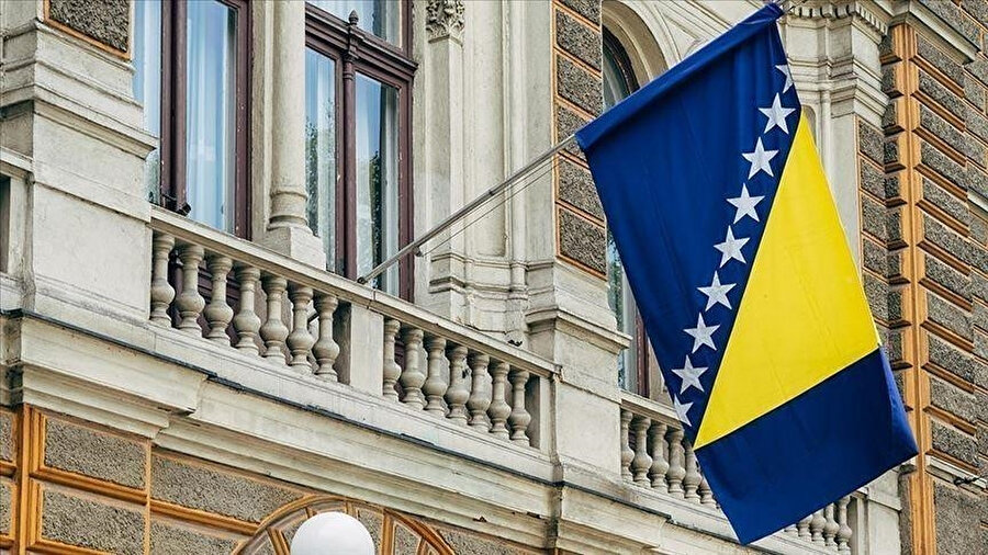 Bosna Hersek’teki taşınmaz mülklerin paylaşımı meselesi, Bosna Hersek Anayasa Mahkemesi’nin bu husustaki kararlarında taşınmaz mülklerin kullanım hakkının entitelere, mülkiyet hakkının ise devlete ait olduğuna yönelik yaklaşımına rağmen uzun süredir devam ediyor.