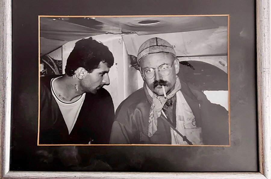 Thomas Goltz (sağda), gazeteci arkadaşı Hugh Pope ile birlikte helikopterde Sohum'un yukarısındaki dağların üzerinde, 1993.