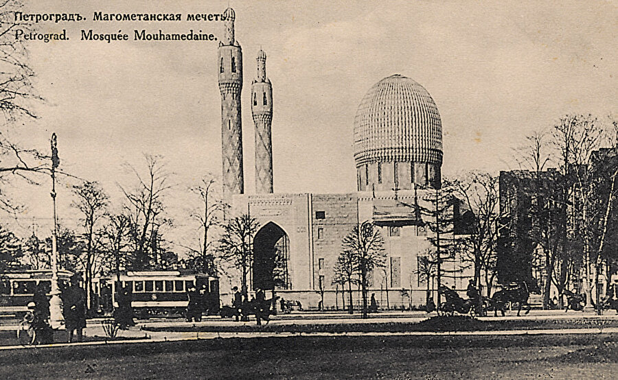 Caminin, 1917 Ekim devriminden kısa bir süre önce, Rusça ve Fransızca tanıtımıyla kartpostala basılması, ilk yıllarında bile şehrin öne çıkan yapıları arasında kabul edildiğini gösteriyor.