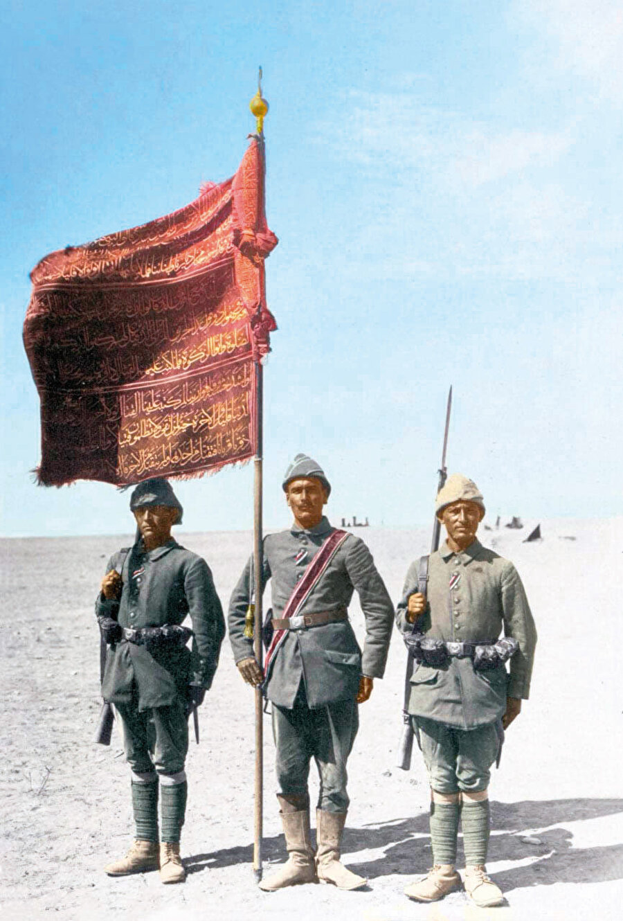 Alay sancakları ile birlikte objektiflere poz veren Türk Askerleri - Gazze, 1917.