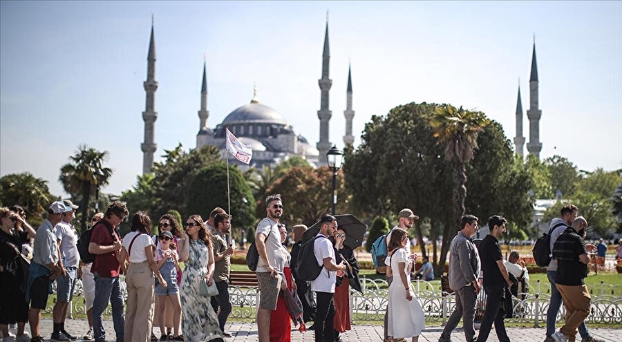 İstanbul’un tarihi mekanları ziyaretçi akınına uğruyor.