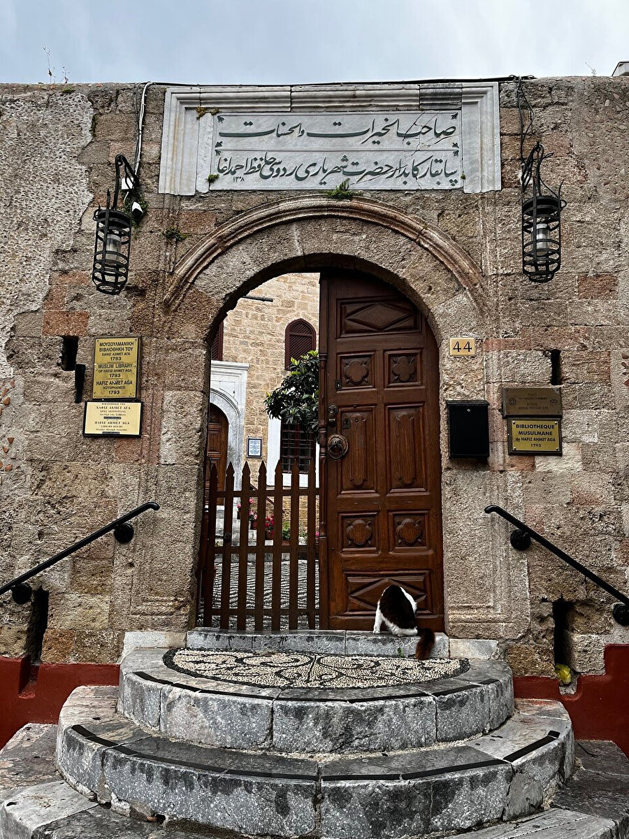 Hafız Ahmet Ağa Kütüphanesi'nin girişi.