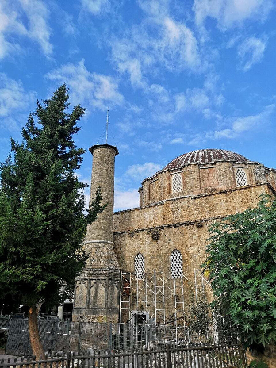 Sadrazam Recep Paşa Camii'nin yıkık minaresi,