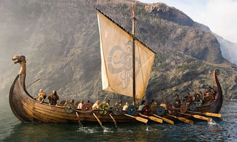 Vikingler Avrupa'ya yaptıkları seferler gibi, Rusya kıyılarına da seferler düzenlemiş ve Rusya'yı ele geçirmişti.