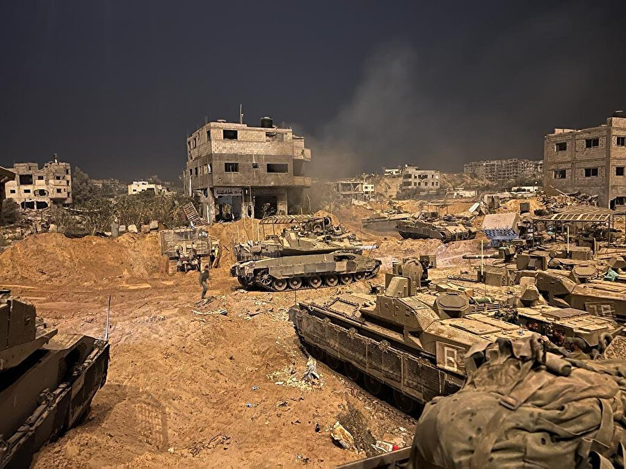 Gazze sokaklarında İsrail tankları, 1 Kasım 2023.