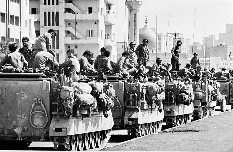 Lübnan'ın başkenti Beyrut'un eteklerindeki İsrail tankları, 16 Haziran 1982.