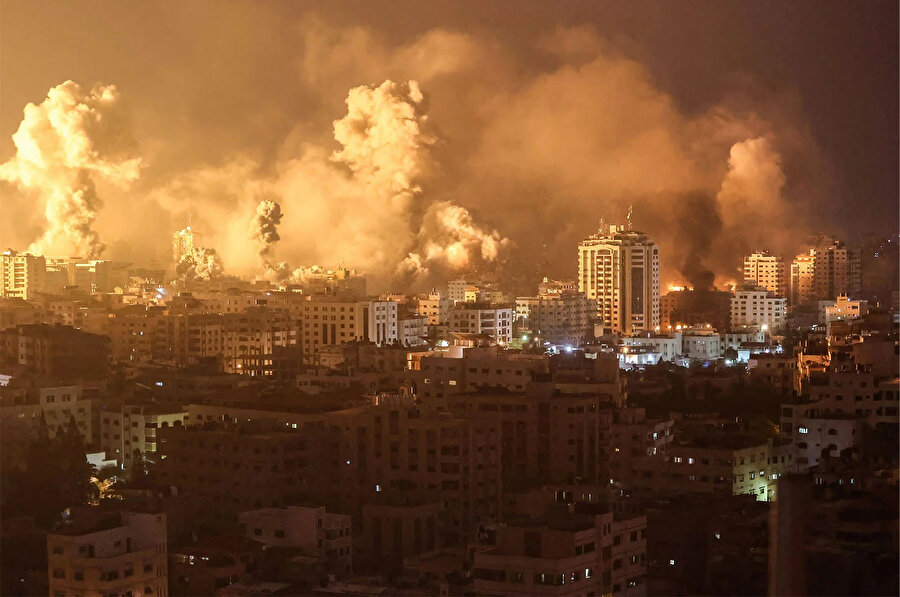 İsrail bombalarının sesleri ve ışıklarıyla aydınlanan Gazze geceleri...