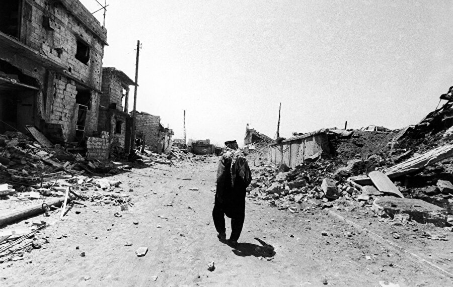 Yaşlı bir Filistinli mülteci, İsrail güçlerinin önceki gün 14 saat süren kara, deniz ve topçu bombardımanının neden olduğu büyük yıkımın ortasında Batı Beyrut'ta dolaşıyor, 2 Ağustos 1982.