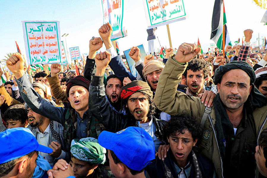 Yemen’de, Hûsî kontrolündeki başkent Sana'da Gazze halkıyla dayanışma amacıyla sık sık yürüyüşler düzenleniyor.