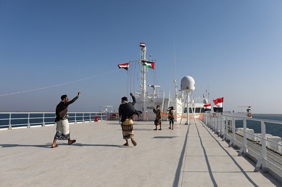 Hûsîler tarafından ele geçirilen gemilerde, Yemen bayrağının yanı sıra Filistin bayrağı da göndere çekiliyor.