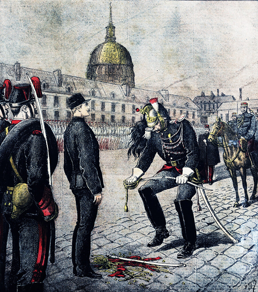 Fransız ordusunun Yahudi yüzbaşısı Alfred Dreyfus'a karşı vatana ihanet ve casusluk suçlamasıyla açılan davada Yahudi aleyhtarı meslektaşları tarafından suçlanan Dreyfus masumdur, ancak rütbesi düşürülmüş ve hapse gönderilmiştir.