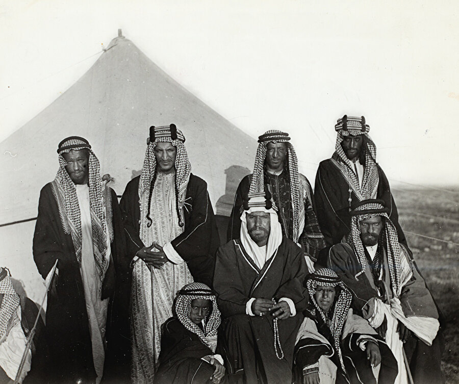 Suudi Arabistan devletinin kurucusu İbn Suud'un (ortada, oturan) kardeşleri ve oğullarıyla birlikte fotoğraflandığı bu kare, İngiliz elçisi Yüzbaşı William Shakespeare tarafından çekilmişti, 11 Mart 1911.
