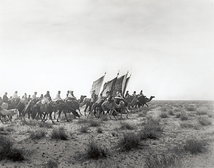 William Henry Irvine Shakespear'ın fotoğrafını çektiği İbn Suud'un ordusu, Habl yakınlarında ilerliyor, 8 Mart 1911.