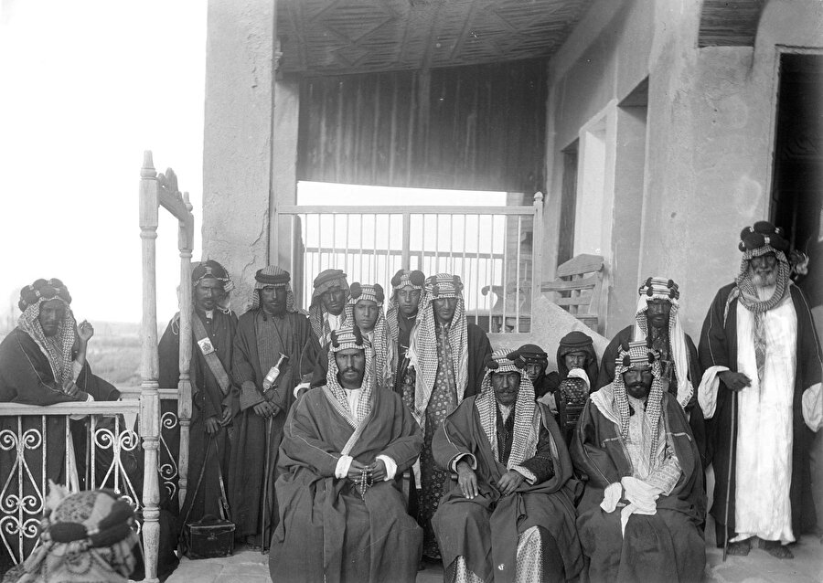 Shakespear'ın karesinden Kuveytli Sabah ve Suudi aileleri. (Abdulaziz el-Suud en solda oturuyor - Kuveyt Şeyhi Mübarek ortada oturuyor - Muhammed bin Abdurrahman sağda oturuyor)