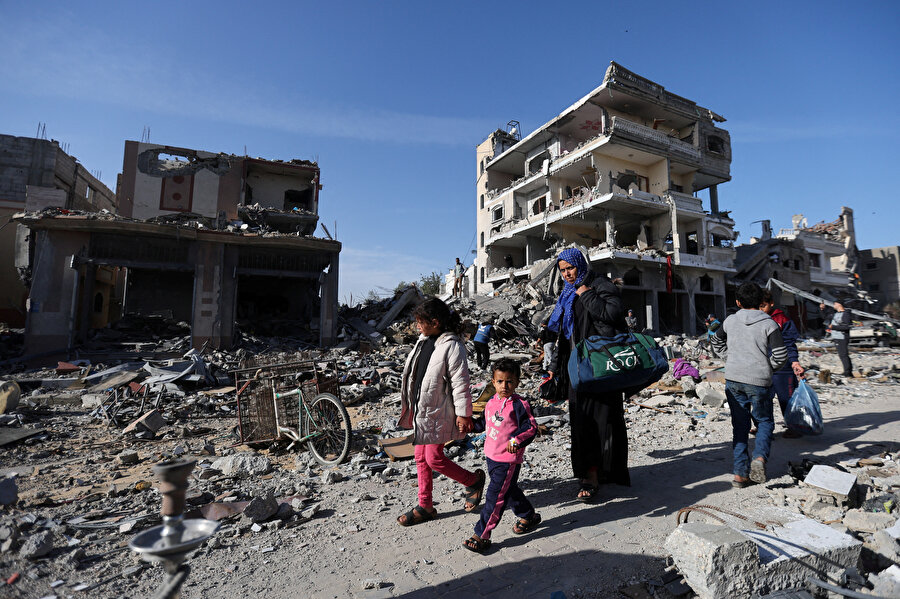 Gazze Şeridi'nde, nüfusun tamamına yakını olan yaklaşık 2 milyon Filistinli, güvenli barınak eksikliği nedeniyle yerinden oldu, bölgede 67 bin 946 konut tamamen yıkıldı ve 179 bin 750 konut kısmen hasar gördü.