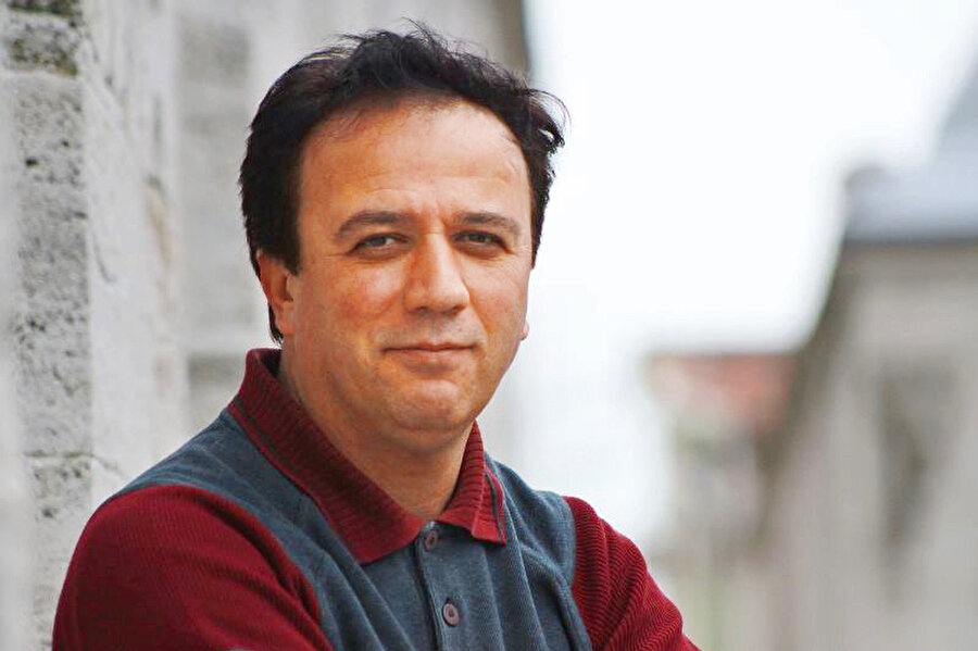 Yazar Ali Emre.