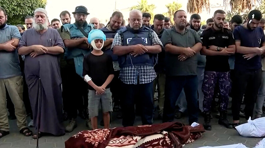Deneyimli Al Jazeera muhabiri Vail ed-Dahduh, eşi ve çocuklarının cenazesinde.