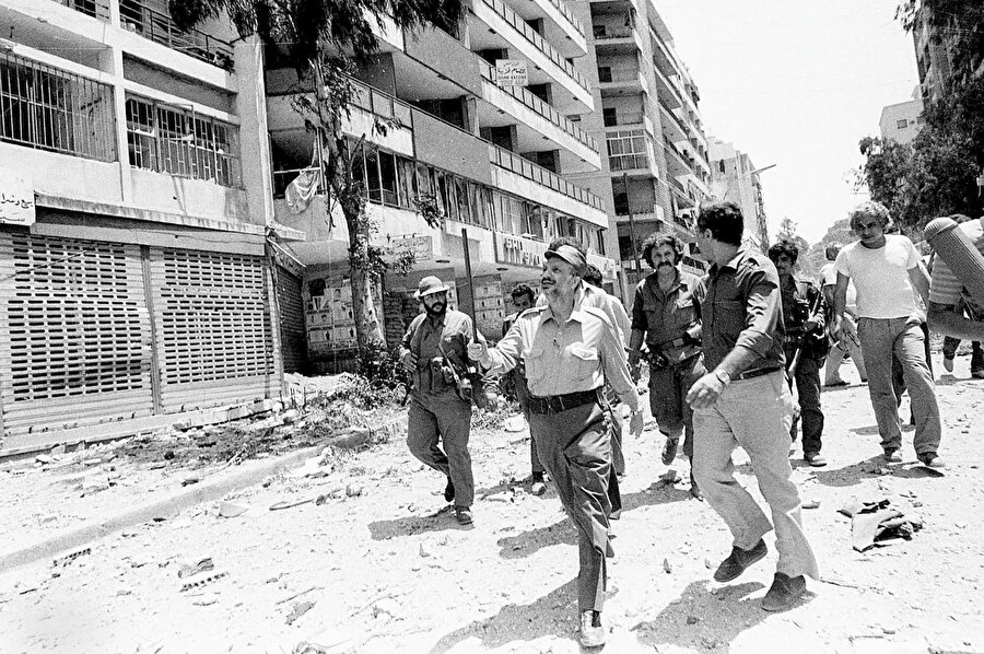 Filistin Kurtuluş Örgütü Yaser Arafat, bombalamalardan harap olmuş Beyrut sokaklarını denetimde, 1982.