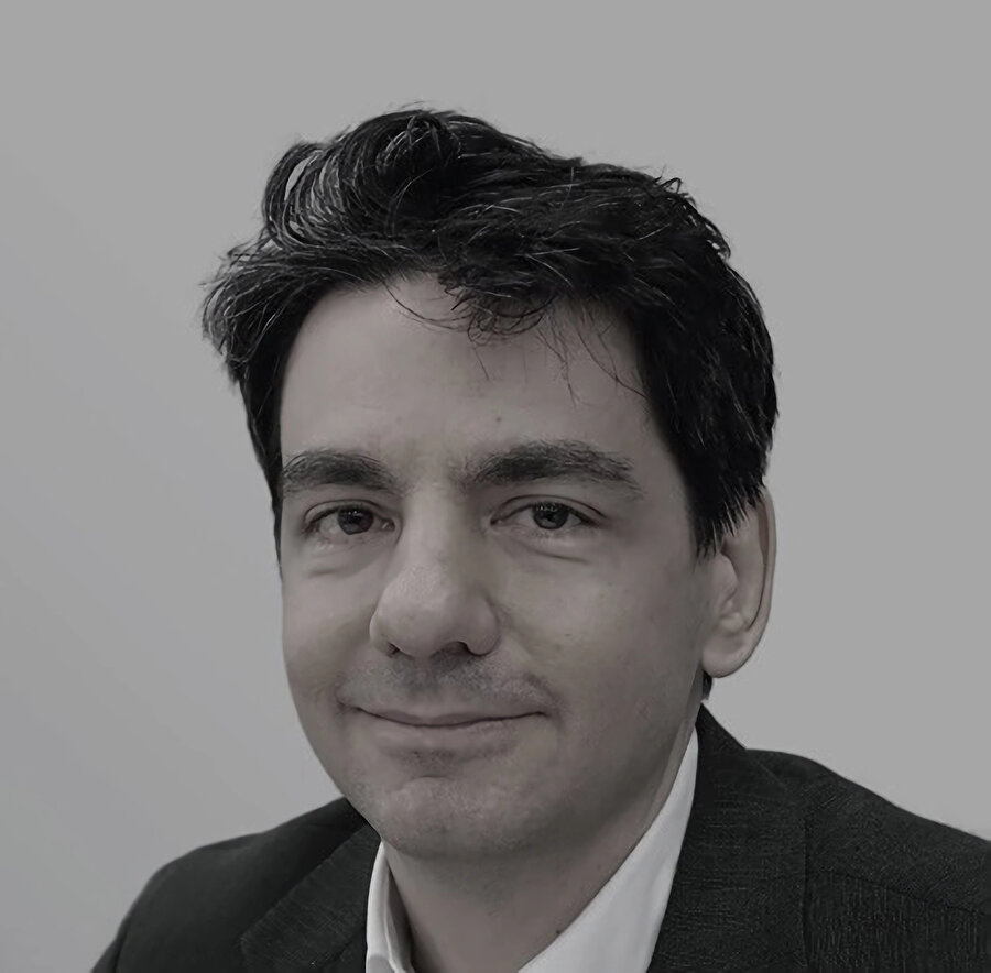 Ne içindeyim şehrin ne de büsbütün dışında.