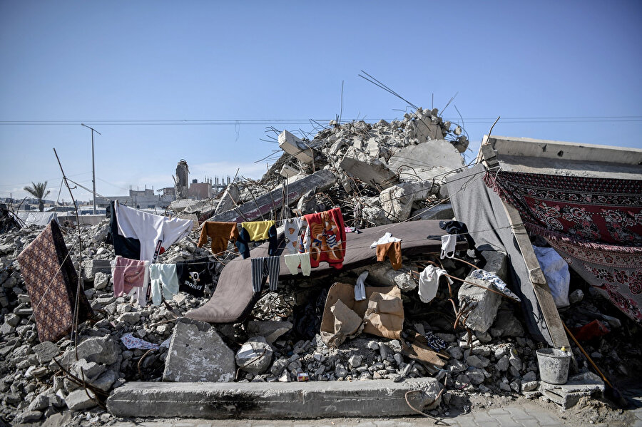 İsrail bombardımanından korunmak ve can güvenliklerini sağlayabilmek için evlerini terk edip Refah kentine sığınan Filistinliler, ağır hasar gören evlerde yaşamlarını sürdürmeye çalışıyor.