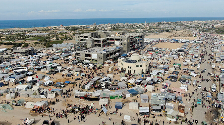 Gazze Şeridi'nin güneyindeki Refah'ta, İsrail saldırıları nedeniyle nüfus 280 binden 1 milyona çıktı