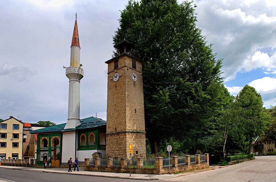  Hacı Ali Paşa Camii ve Mehmet Kukaviç Paşa Saat Kulesi.