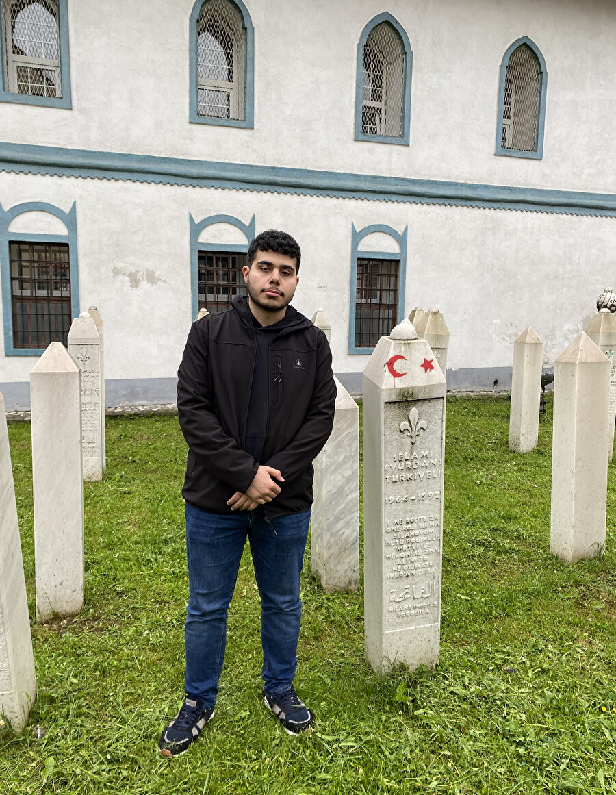 Türkiye’nin ilk Bosna şehidi Selami Yurdan'ın al yıldızlı mezarı. (Fotoğraf: Burak Çetik)
